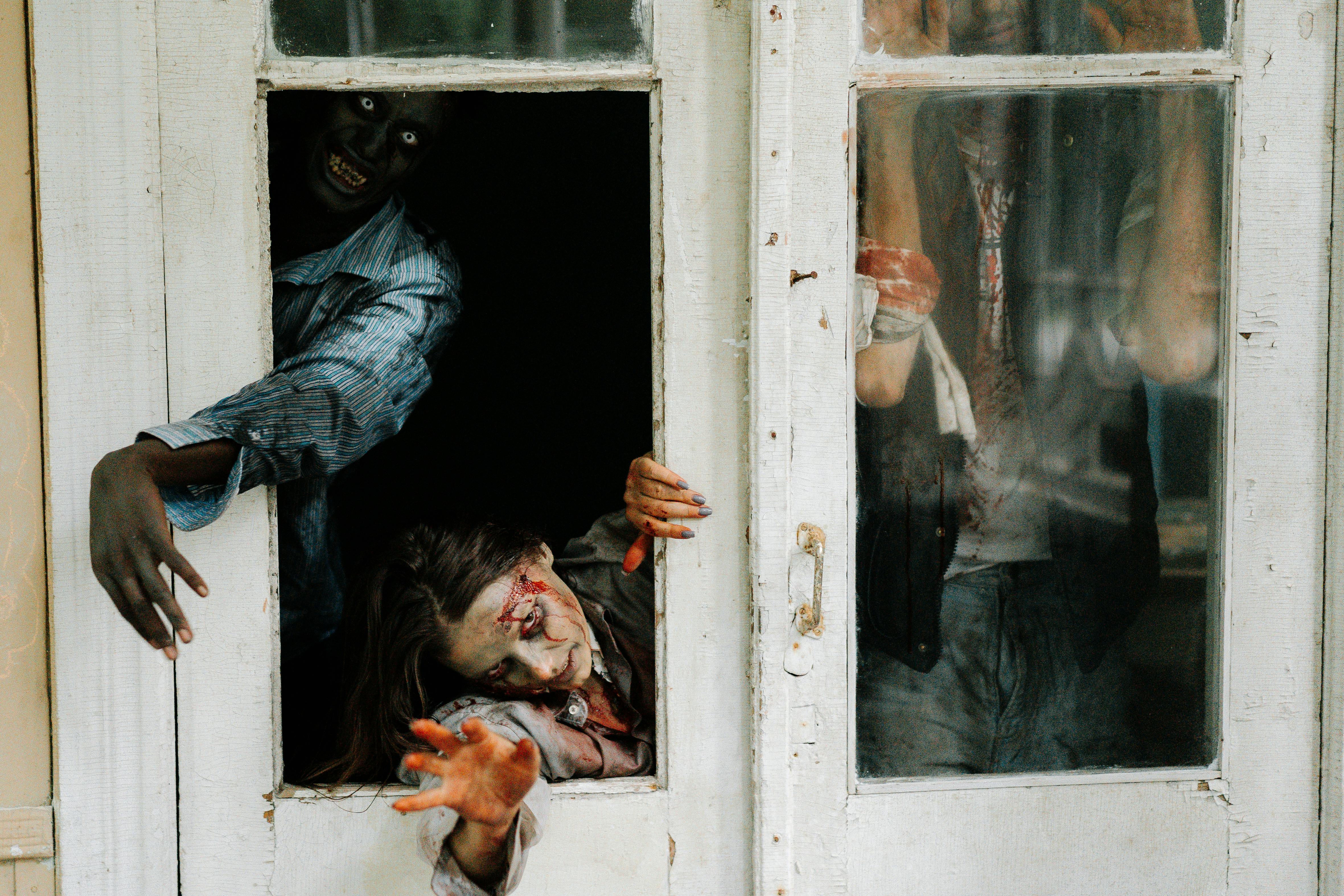 Do you dare enter? creepy house zombies