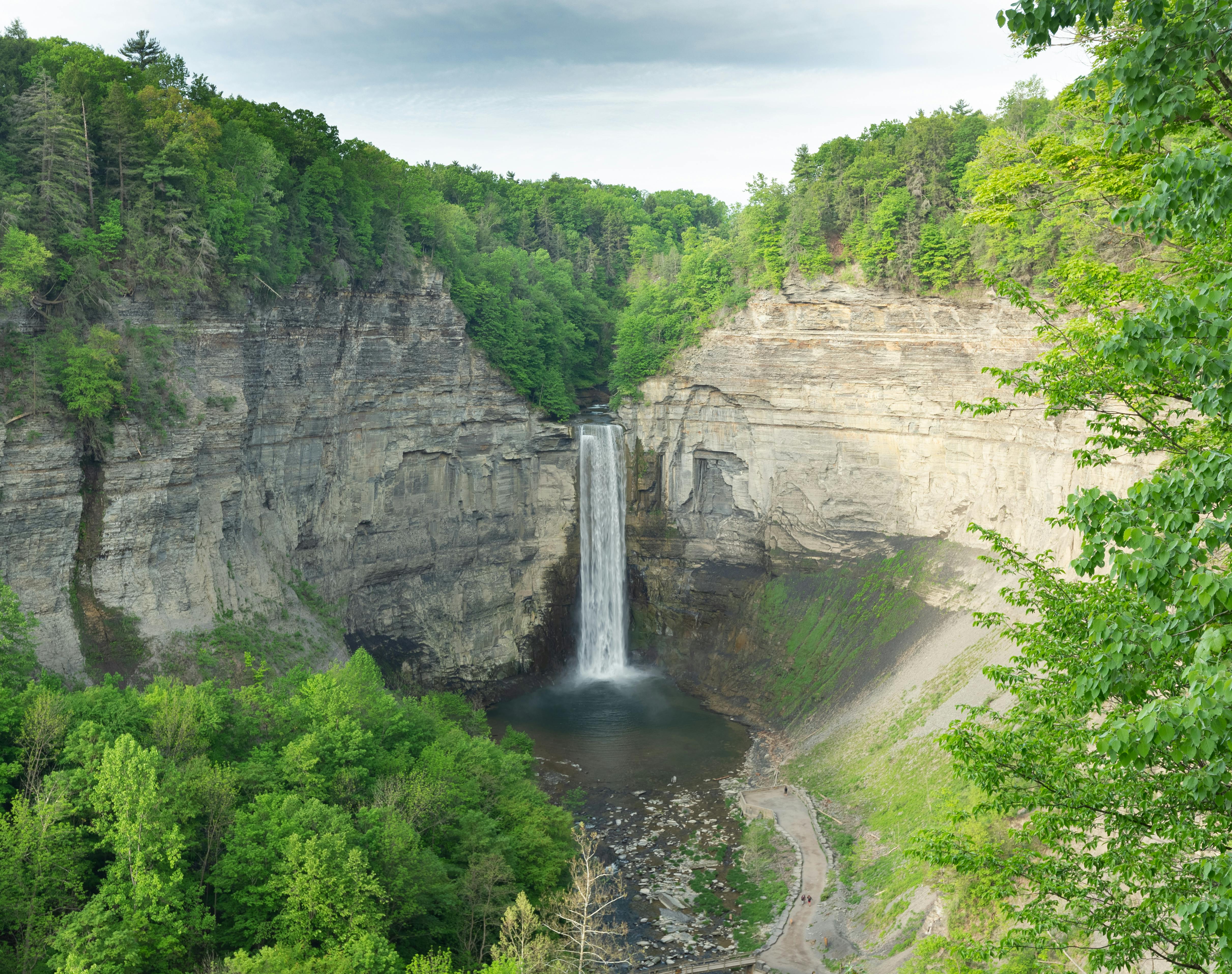 Taughannock Falls State Park on Cayuga Lake Cayuga Lake and the gorges around it, including Taughannock Falls, were carved out by glaciers 10,000 years ago.